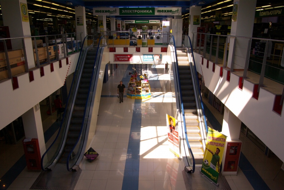 У входа в ТРК «Голливуд» в Петербурге выстроилась многолюдная очередь на открытии